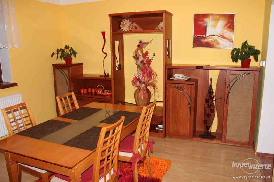 Masivní obývací - jídelní stěna + stůl, židle - foto 1