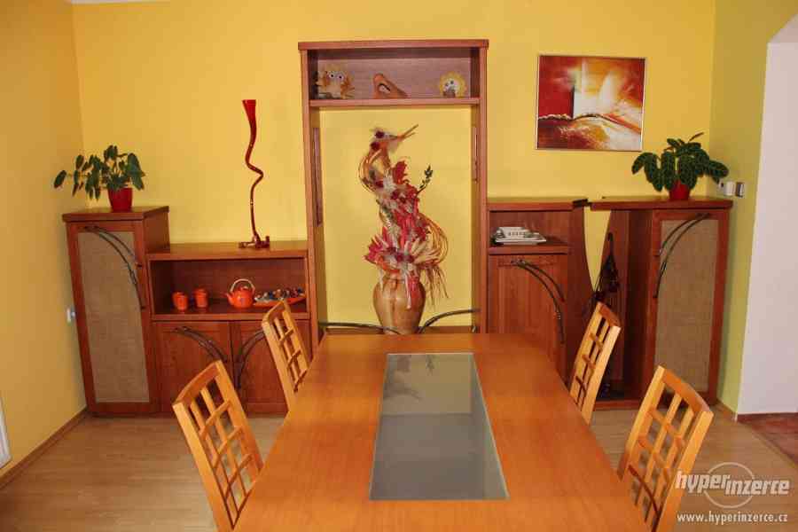 Masivní obývací - jídelní stěna + stůl, židle - foto 3