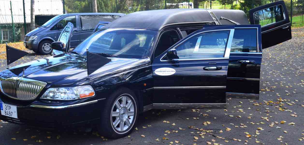 Pohřební vozidlo Lincoln Town car - foto 5