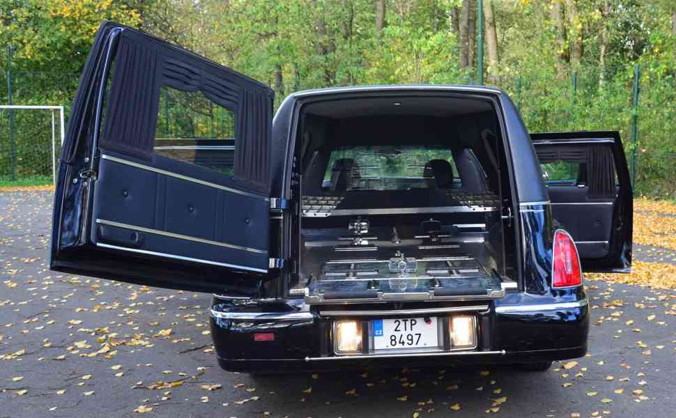 Pohřební vozidlo Lincoln Town car - foto 3