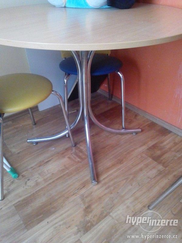 4 židle a stůl - foto 3