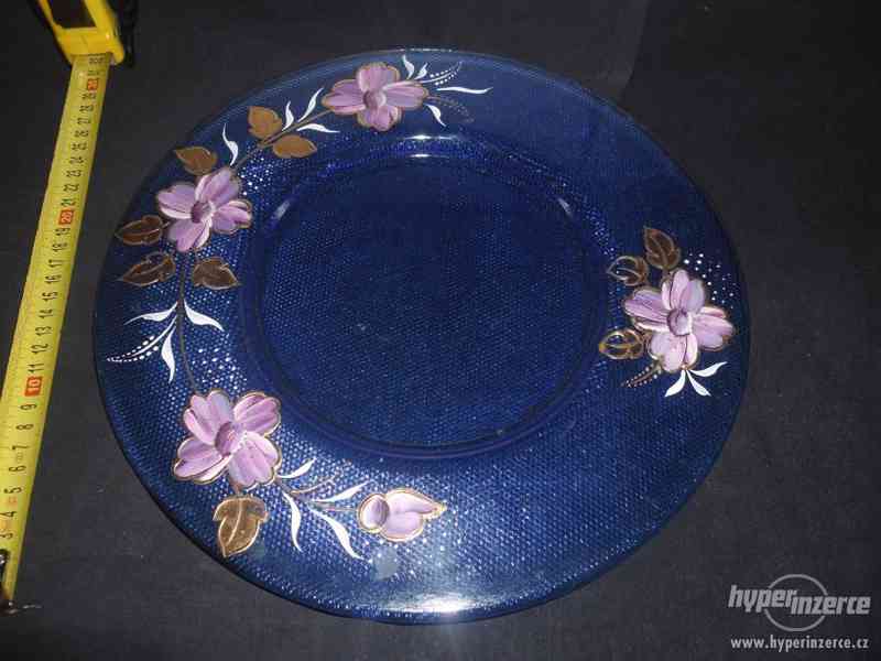 Modrý skleněný tác s květinami - foto 1