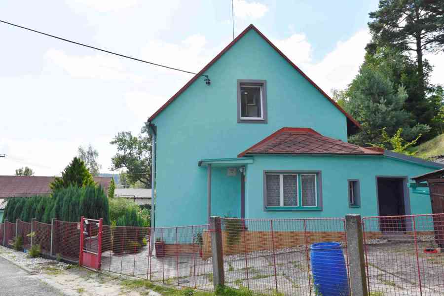 Náchod - prodej rodinného domu s garáží a pozemkem 1271 m2 - foto 2