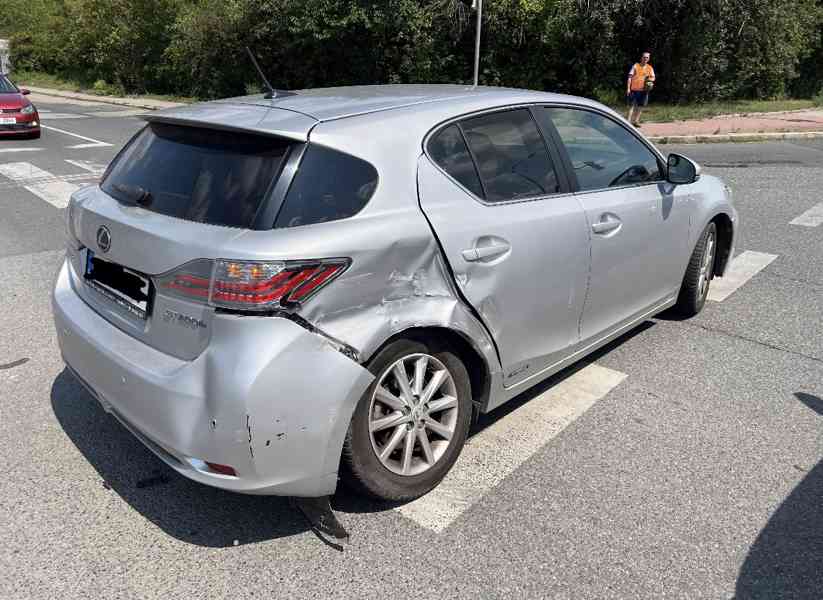 Bouraný Lexus CT200H, Hybrid, rok 2011 - foto 4