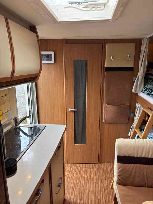 Karavan Bürstner 560 TK (pro 6 osob) – Solár, LiFePO4, Mover - foto 4