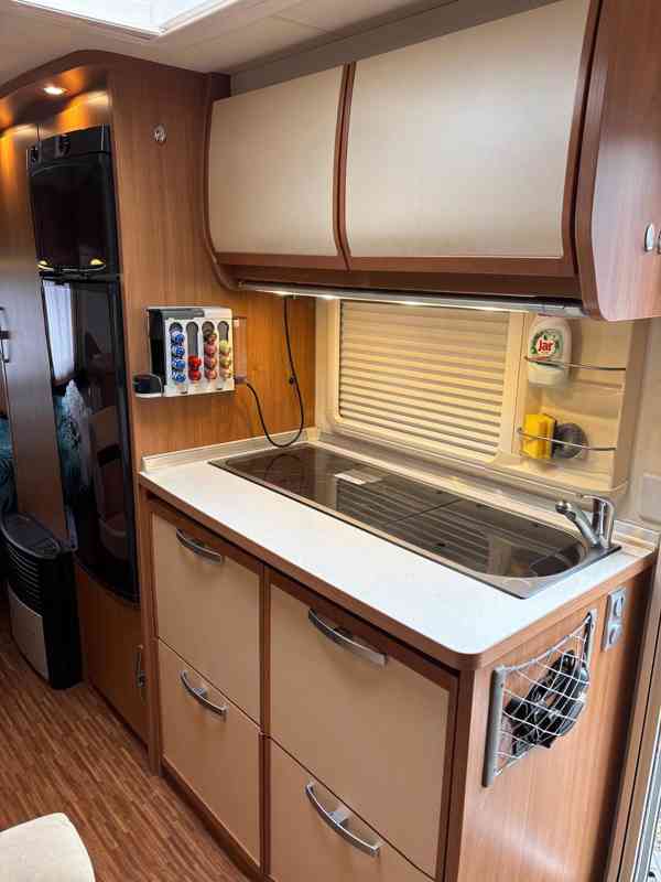 Karavan Bürstner 560 TK (pro 6 osob) – Solár, LiFePO4, Mover - foto 9