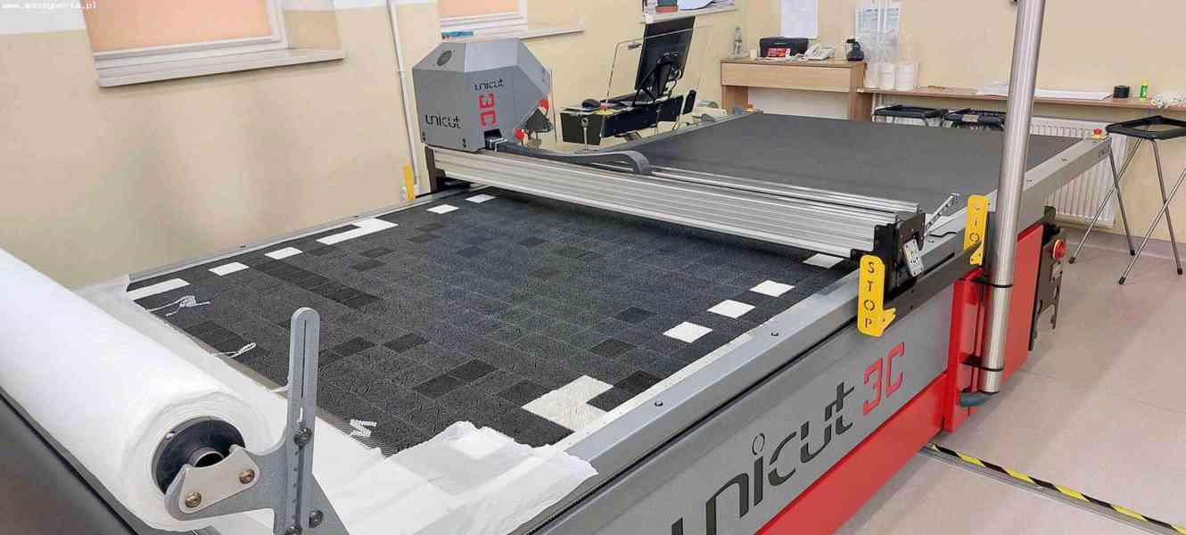 Automatický cutter na textil UNICUT 3C5018