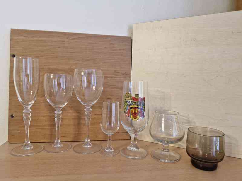  Sklenice na brandy, víno, sekt, whisky.  Tác a hrnky - foto 21