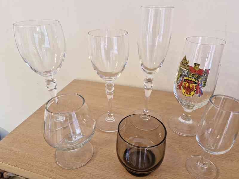  Sklenice na brandy, víno, sekt, whisky.  Tác a hrnky - foto 19