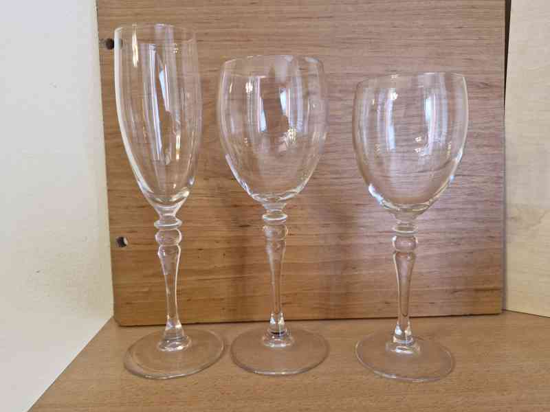  Sklenice na brandy, víno, sekt, whisky.  Tác a hrnky - foto 20