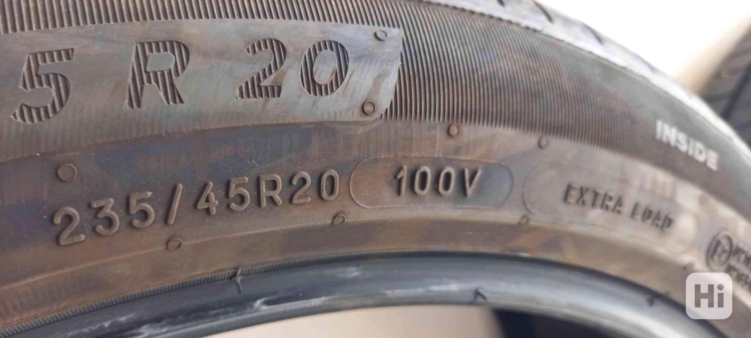 pneu 235/45 R20 - foto 1