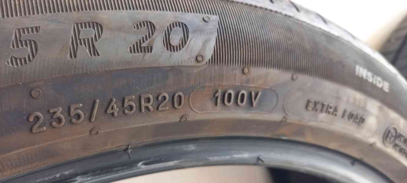 pneu 235/45 R20 - foto 1