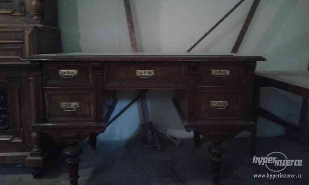 Starožitný nábytek- stůl a skříň - foto 2