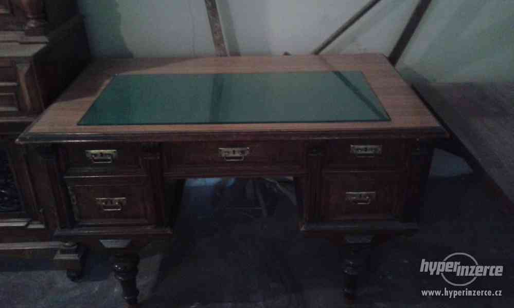 Starožitný nábytek- stůl a skříň - foto 3