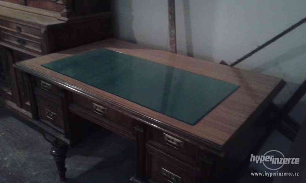 Starožitný nábytek- stůl a skříň - foto 5