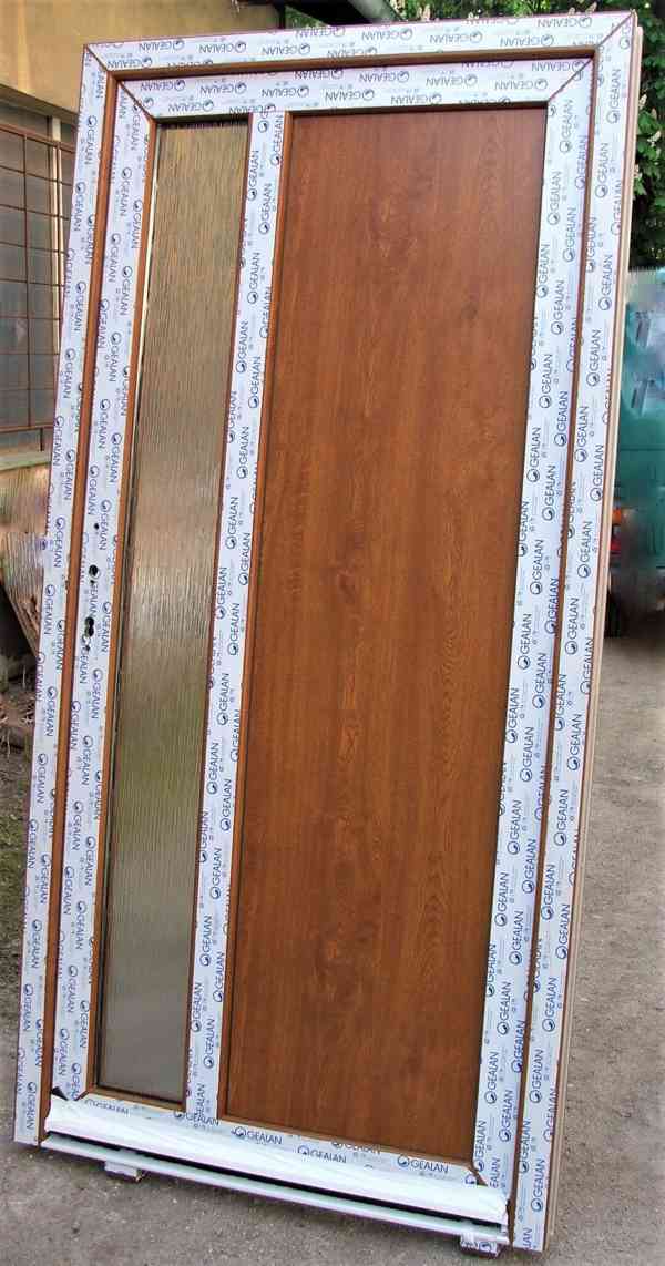 DVEŘE vchodové plastové profil GEALAN výroba ČR zlatý dub  - foto 2