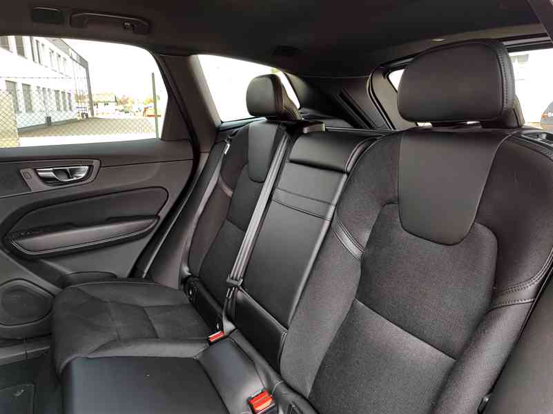 VOLVO XC60 AWD D4 140KW, 2019, MOMENTUM,VYHŘ.SKLO,TAŽNE, DPH - foto 5