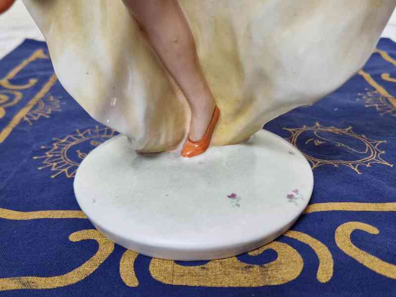 Dáma v šatech Tanečnice Royal Dux - foto 9