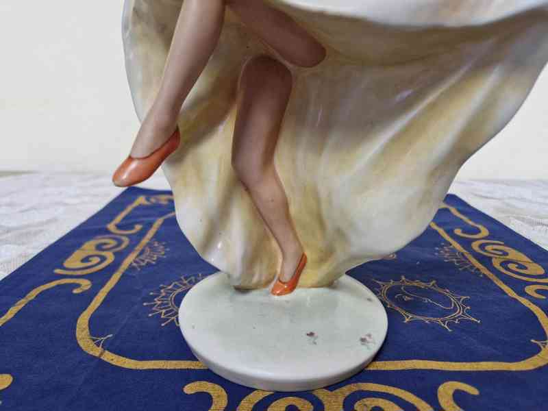 Dáma v šatech Tanečnice Royal Dux - foto 3