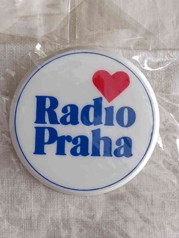 Plastové placky příznivců Radio Praha