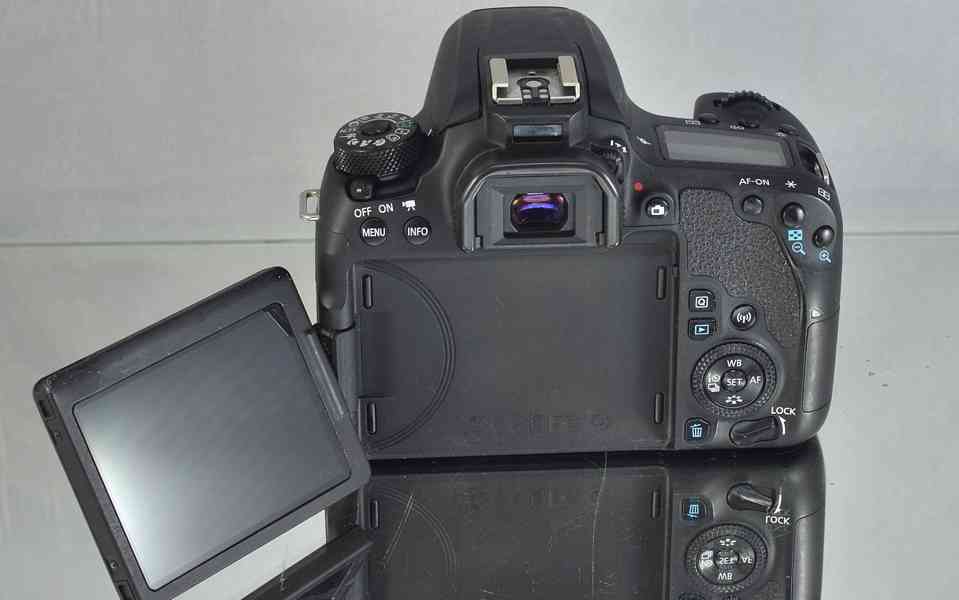 Canon EOS 77D + EF-S 17-85mm IS USM  6000 Exp. - foto 9