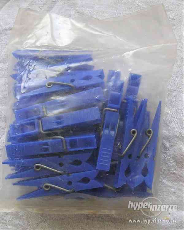 nové modré plastové kolíčky na prádlo - foto 2