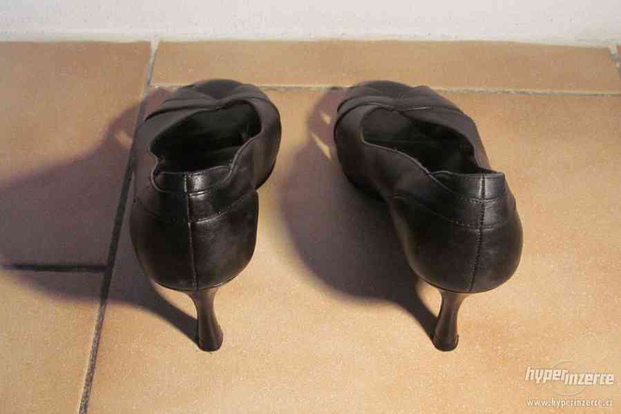 Černé boty na podpatku Merona vel. 39 - foto 4