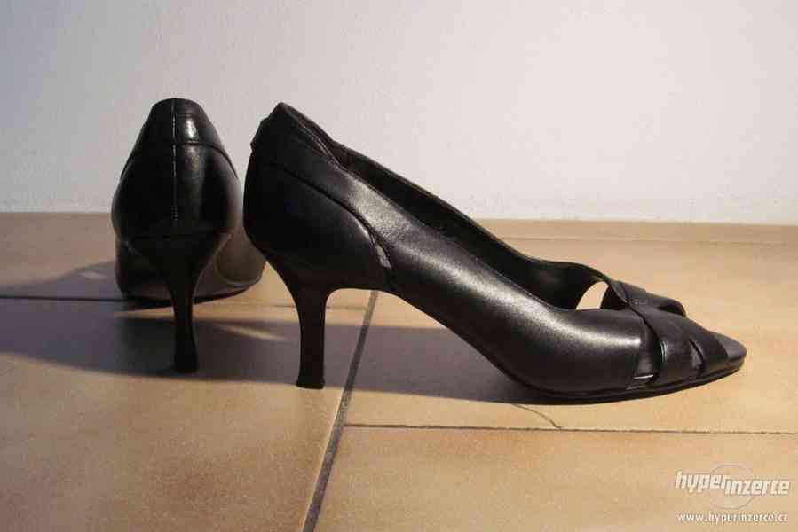 Černé boty na podpatku Merona vel. 39 - foto 8