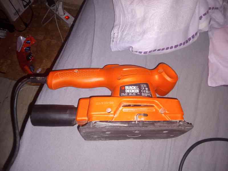 Vibrační bruska Black And Decker 