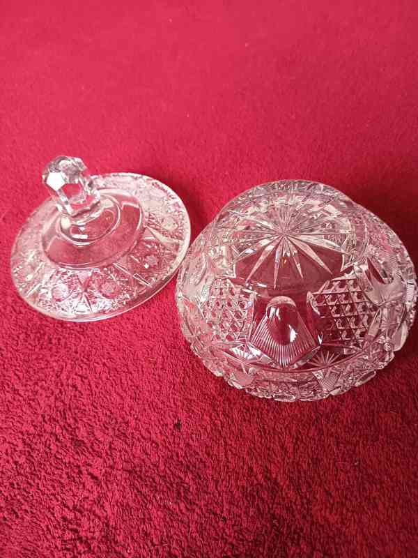 Krásná dóza s víkem z broušeného skla  - foto 3