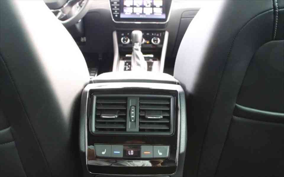 Škoda Superb 2,0   2roky záruk,40t km,147kW,1.maj - foto 7