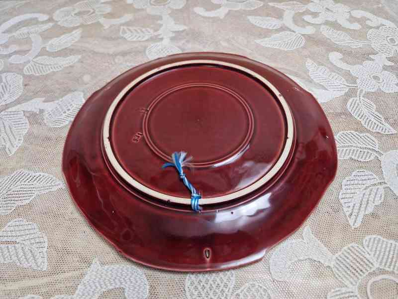 Krásný ručně malovaný plastický Talíř Blansko Majolika  - foto 2