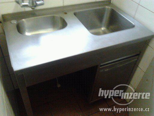 Vařič těstovin, kávovar, nerez stůl s drtičkou, digestoř - foto 11