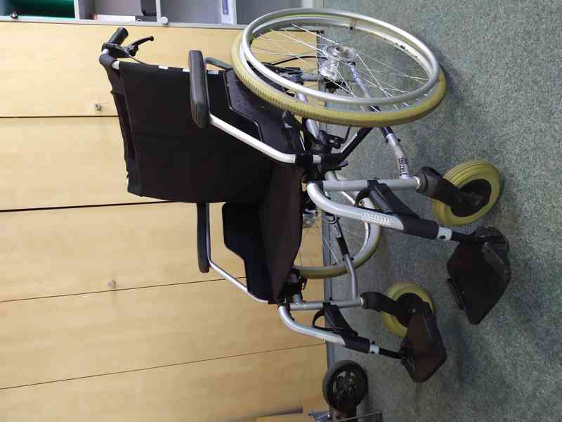 Skládací invalidní vozík - foto 2