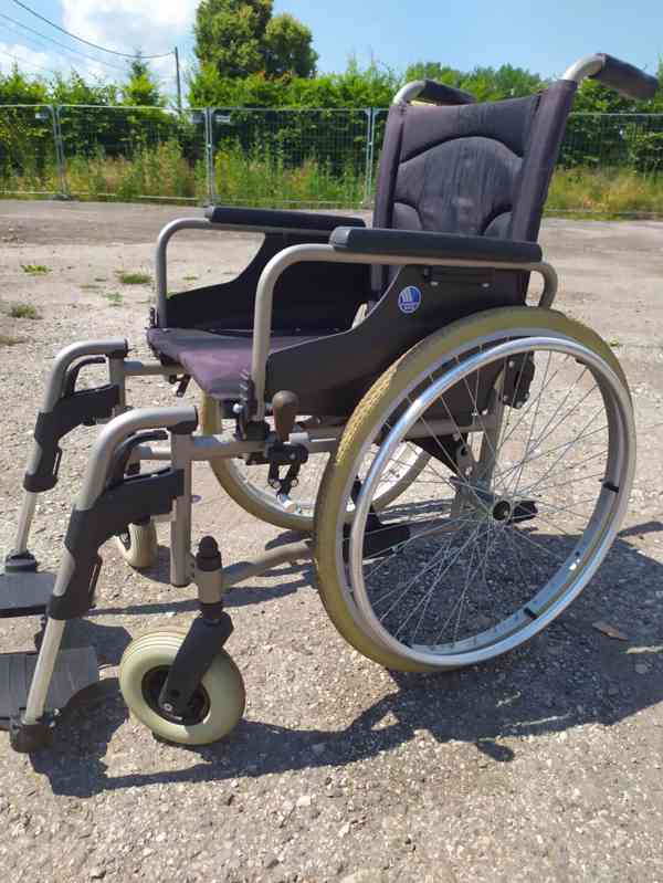 Skládací invalidní vozík