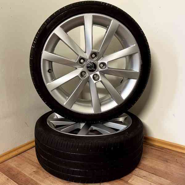 ŠKODA OCTAVIA III 5x112 R18 ET51+LETNÍ 225/40R18 5mm - foto 5