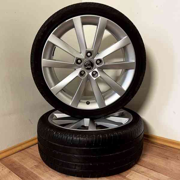 ŠKODA OCTAVIA III 5x112 R18 ET51+LETNÍ 225/40R18 5mm - foto 2