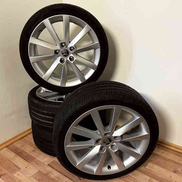 ŠKODA OCTAVIA III 5x112 R18 ET51+LETNÍ 225/40R18 5mm - foto 1