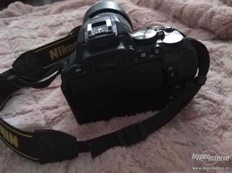 Nikon D5500 tělo (v záruce)+ objektiv +příslušenství - foto 4