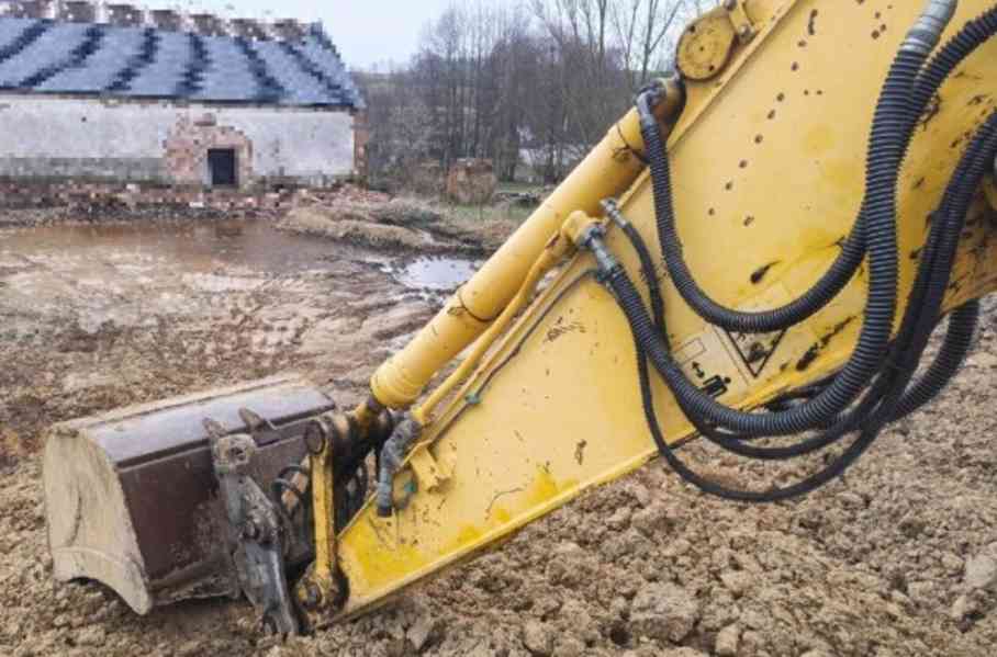 22t bagr i svahovka Komatsu 210 - foto 4