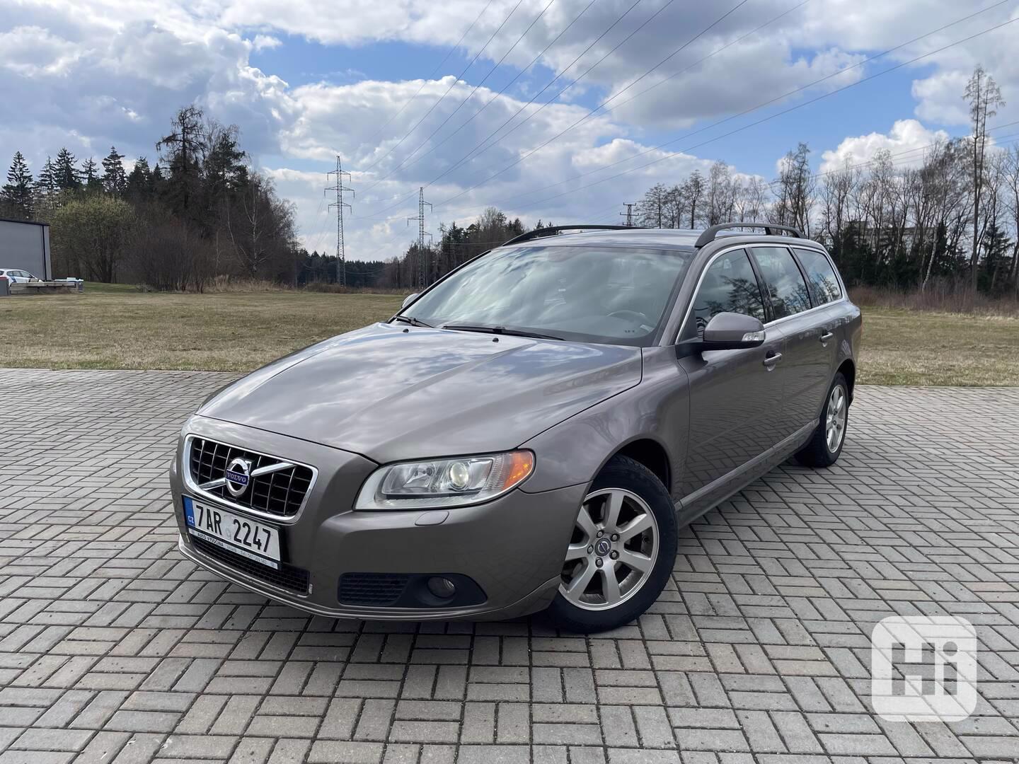 Volvo V70 2.4D 129kW MOMENTUM – PO SERVISU, WEBASTO, KEYLESS - foto 1