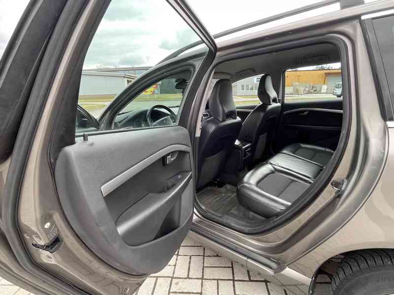Volvo V70 2.4D 129kW MOMENTUM – PO SERVISU, WEBASTO, KEYLESS - foto 9