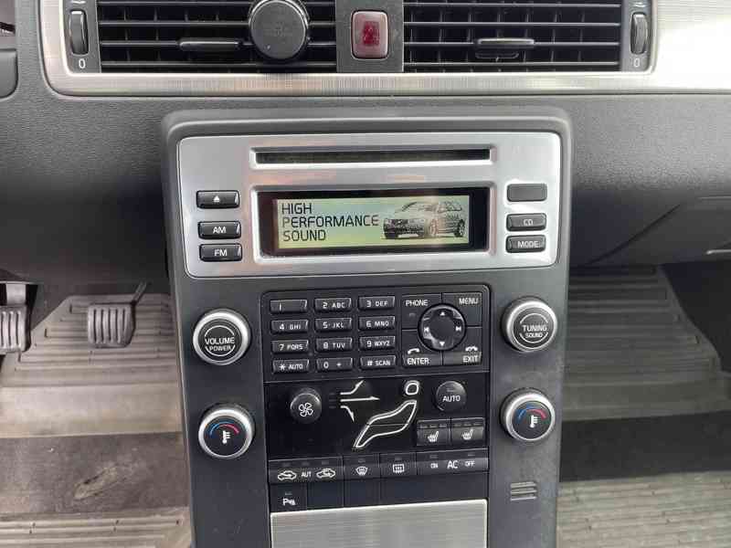 Volvo V70 2.4D 129kW MOMENTUM – PO SERVISU, WEBASTO, KEYLESS - foto 10