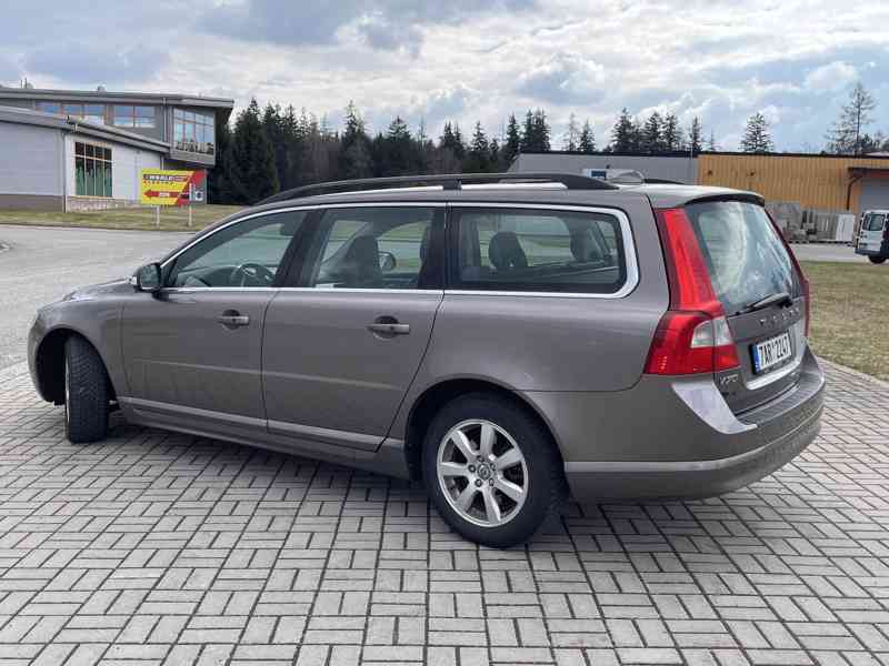 Volvo V70 2.4D 129kW MOMENTUM – PO SERVISU, WEBASTO, KEYLESS - foto 4