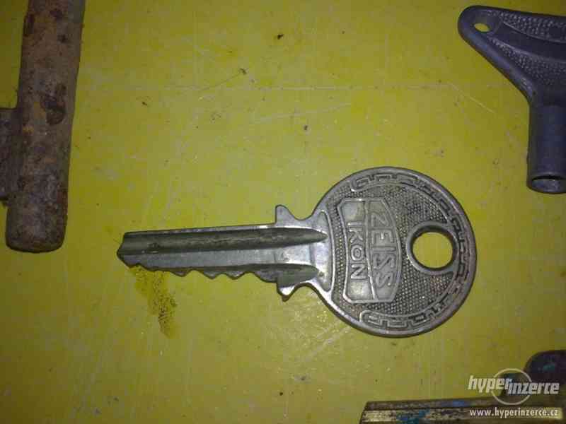 Staré klíče,zámky - foto 7