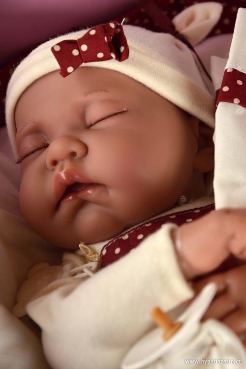 Realistické miminko spící holčička Luna - foto 1