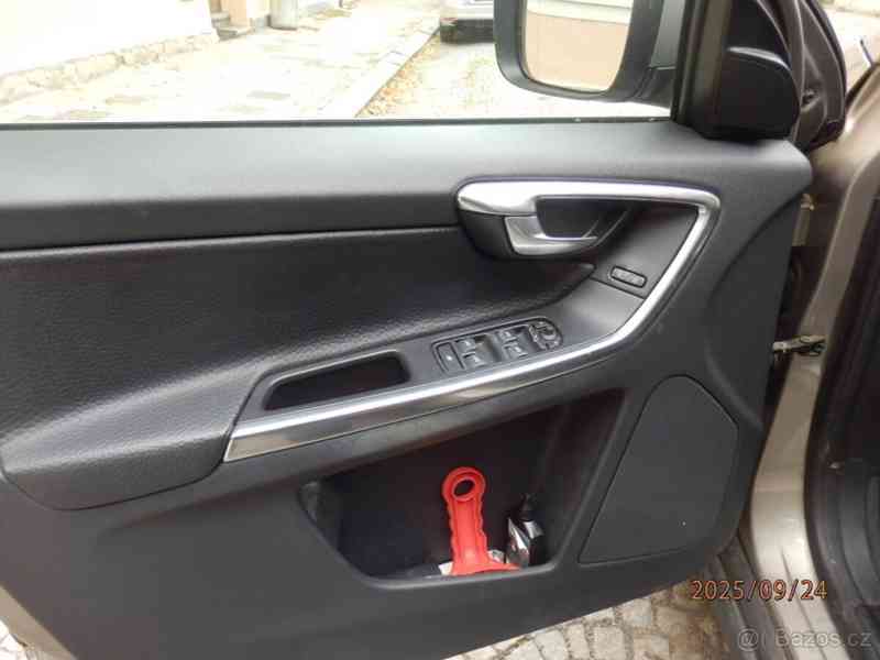 Volvo XC60 2,4   Summum AWD 158kW 206000km - foto 4