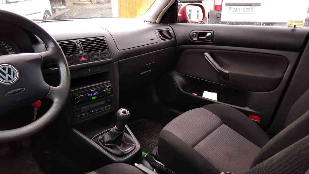 VOLKSWAGEN Golf 1,6i16V Comfortline ČR - foto 17