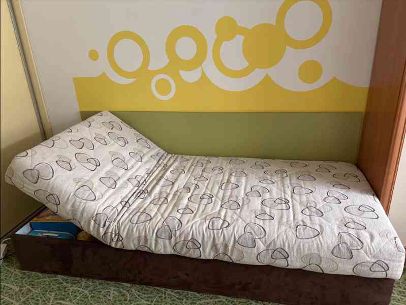 Zánovní polohovatelná postel s úložným prostorem