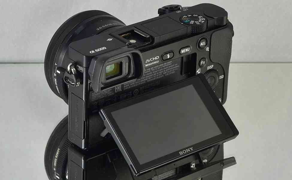 Sony A6000Y+2 objektivy*24 Mpix*Full HDV* 5600 Exp - foto 7